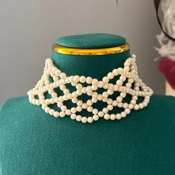 Elegant Pearl Choker Necklace - Picture 4 of 4
